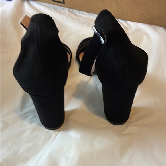 Elegant Black Heels with Ankle Strap - Picture 4 of 6